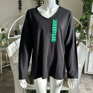 Ellen Tracy size XL ribbed, black, long sleeve V-neck shirt NWT slits I. Side